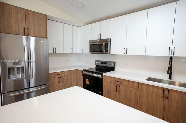 8915 NW 26th Ct, Coral Springs, FL 33065