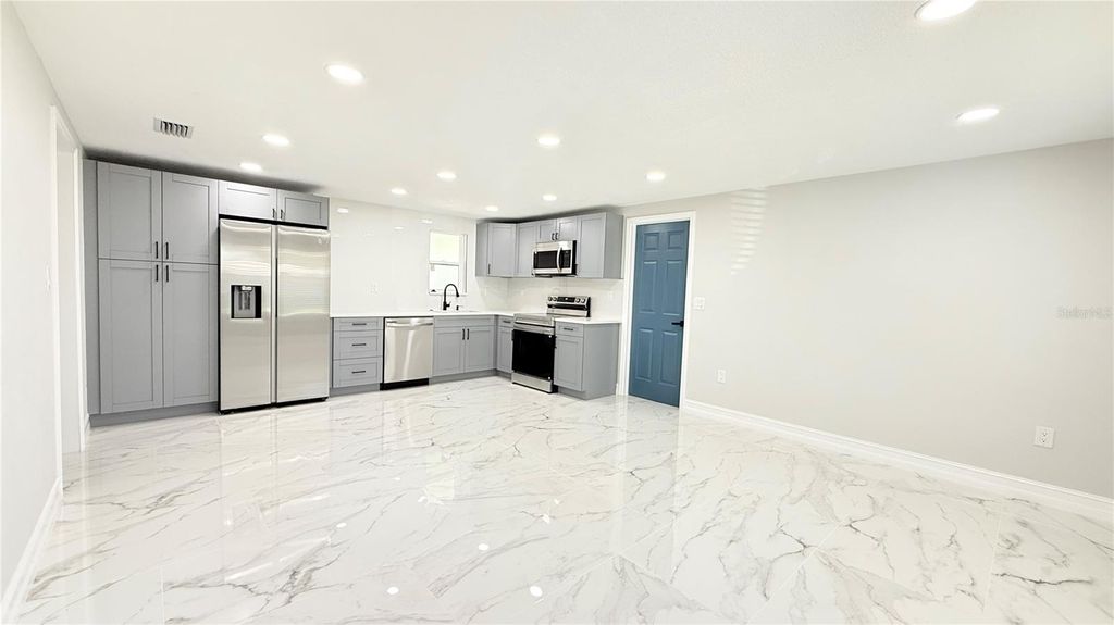 Image 5 of property listing at 4515 5TH STREET, Zephyrhills, FL 33542