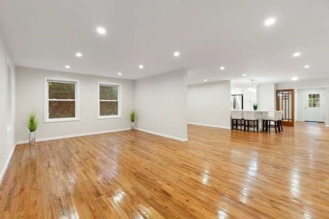96 Old Essex Rd, Manchester, MA 01944