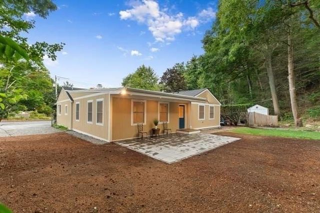 96 Old Essex Rd, Manchester, MA 01944