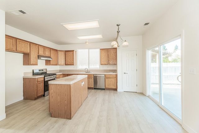 2721 Holland Ave, Clovis, CA 93611