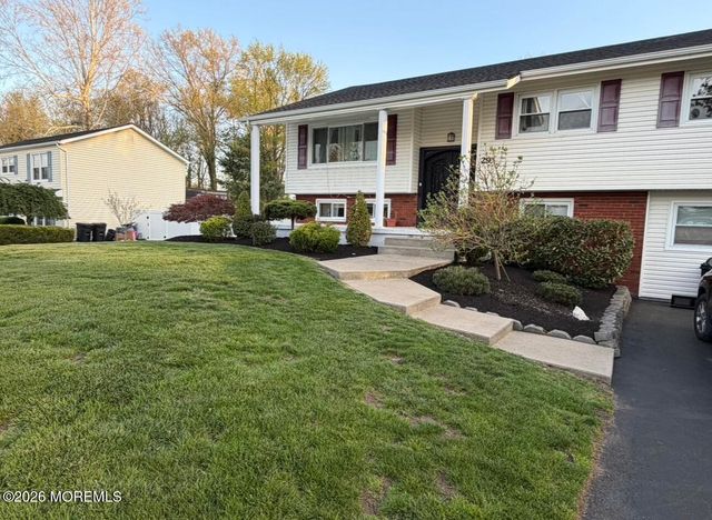 29 Greenleaf Drive, Manalapan, NJ 07726