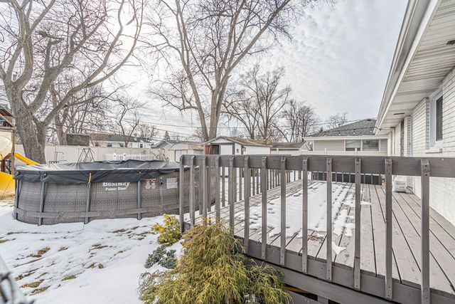 2417 Sand Lake Road, Lindenhurst, IL 60046