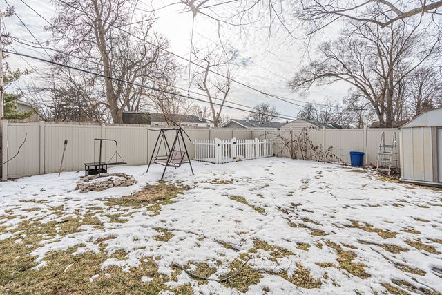 2417 Sand Lake Road, Lindenhurst, IL 60046