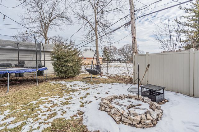 2417 Sand Lake Road, Lindenhurst, IL 60046