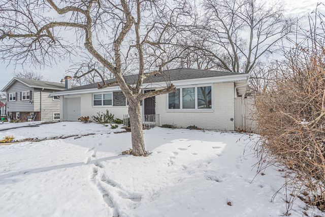 2417 Sand Lake Road, Lindenhurst, IL 60046