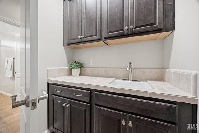 13710 Pixton Avenue, Bakersfield, CA 93311