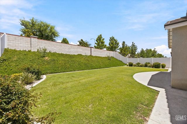 13710 Pixton Avenue, Bakersfield, CA 93311