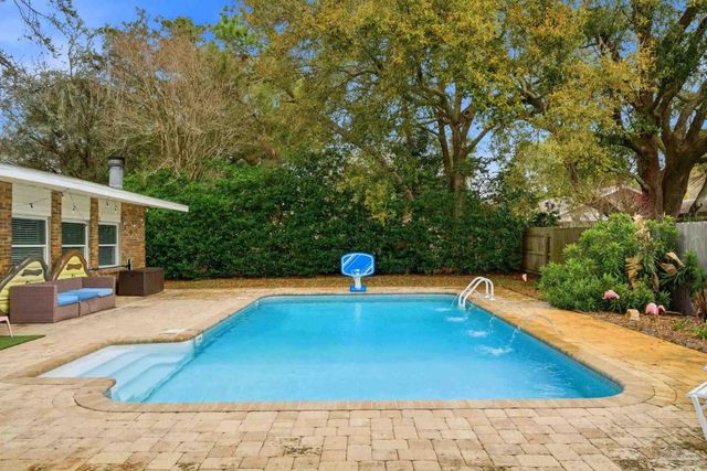 116 S Sunset Blvd, Gulf Breeze, FL 32561