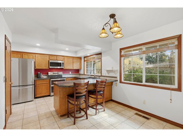 2055 Se OAK CREST Dr, Hillsboro, OR 97123
