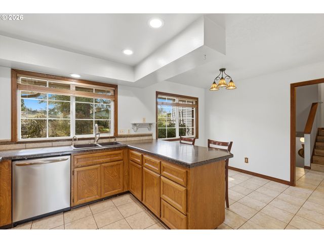 2055 Se OAK CREST Dr, Hillsboro, OR 97123