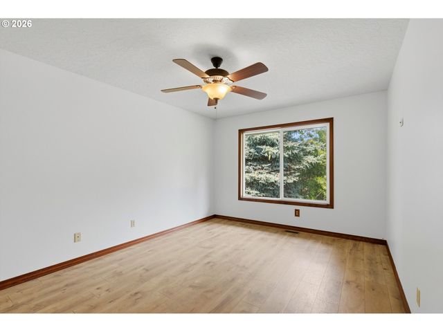 2055 Se OAK CREST Dr, Hillsboro, OR 97123