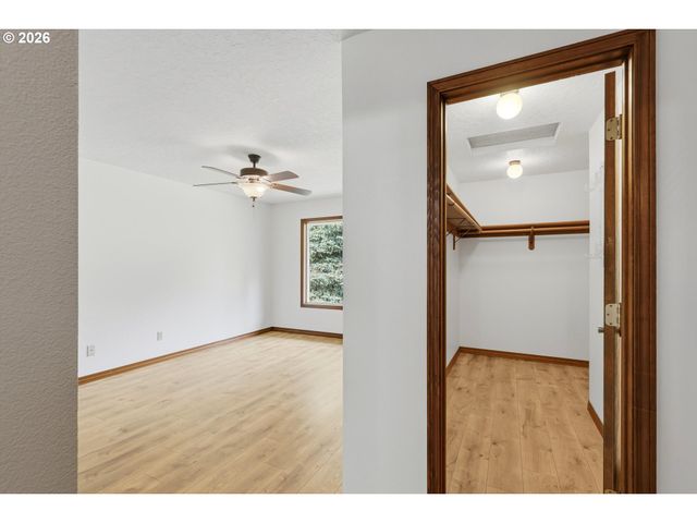 2055 Se OAK CREST Dr, Hillsboro, OR 97123