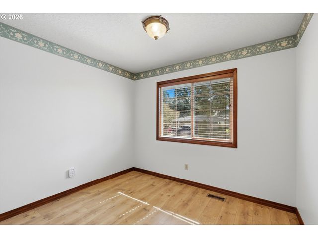 2055 Se OAK CREST Dr, Hillsboro, OR 97123