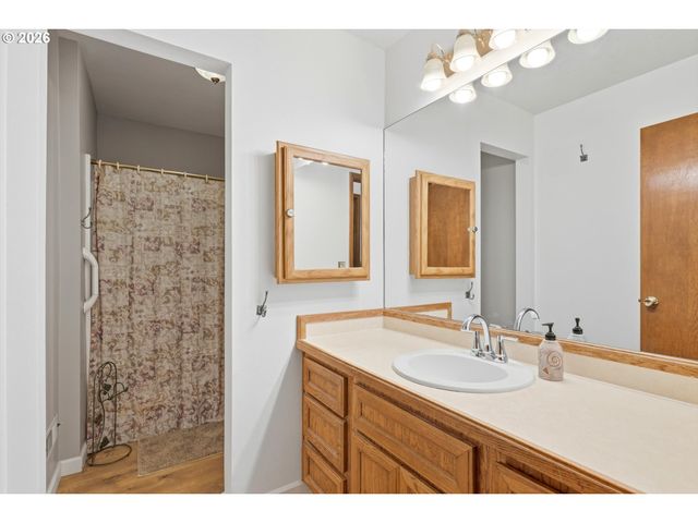 2055 Se OAK CREST Dr, Hillsboro, OR 97123