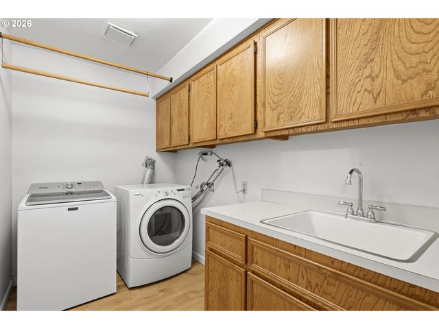 2055 Se OAK CREST Dr, Hillsboro, OR 97123