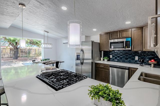6667 Elwood Drive NW, Los Ranchos, NM 87107