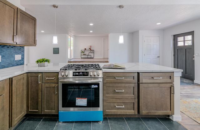 6667 Elwood Drive NW, Los Ranchos, NM 87107