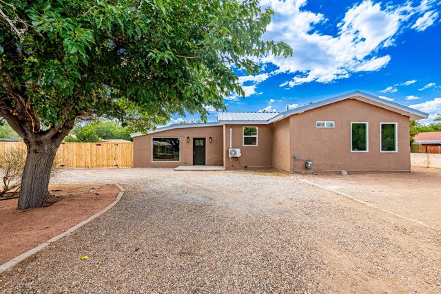 6667 Elwood Drive NW, Los Ranchos, NM 87107
