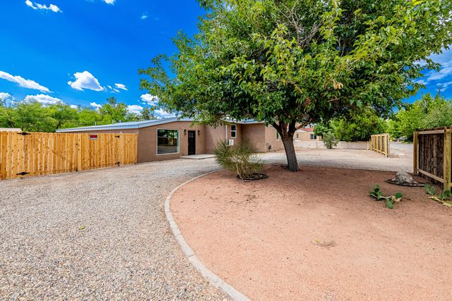 6667 Elwood Drive NW, Los Ranchos, NM 87107