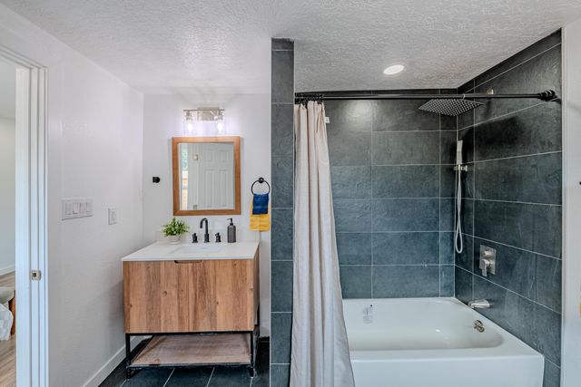 6667 Elwood Drive NW, Los Ranchos, NM 87107