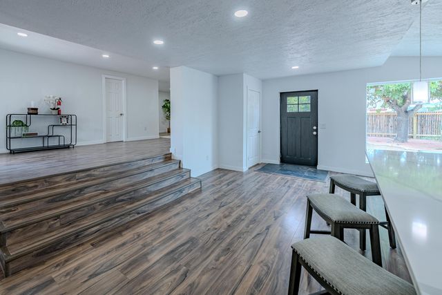 6667 Elwood Drive NW, Los Ranchos, NM 87107