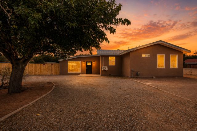 6667 Elwood Drive NW, Los Ranchos, NM 87107