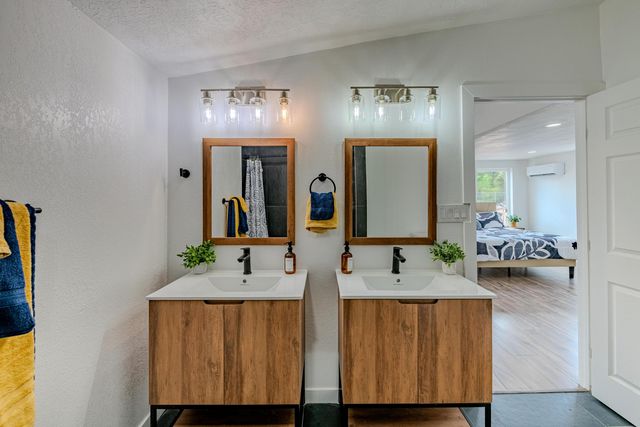 6667 Elwood Drive NW, Los Ranchos, NM 87107
