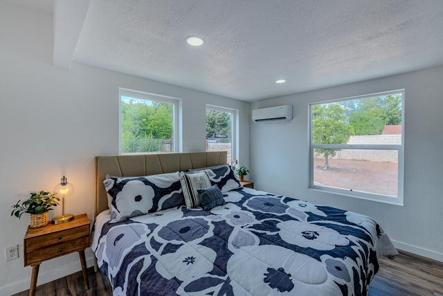 6667 Elwood Drive NW, Los Ranchos, NM 87107
