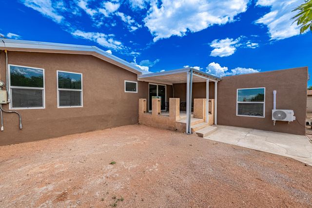 6667 Elwood Drive NW, Los Ranchos, NM 87107