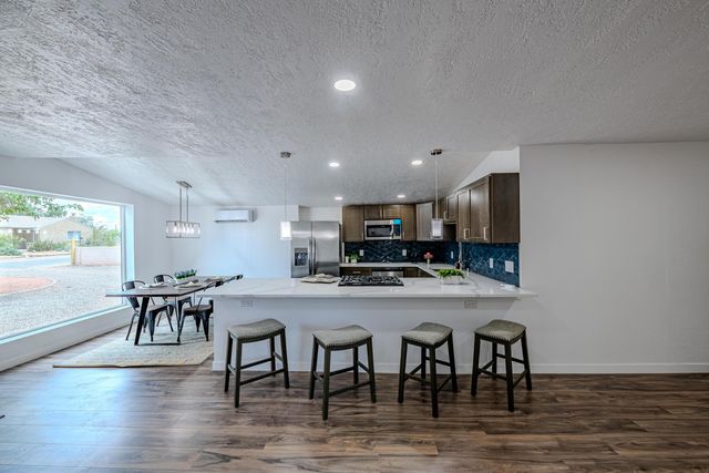 6667 Elwood Drive NW, Los Ranchos, NM 87107