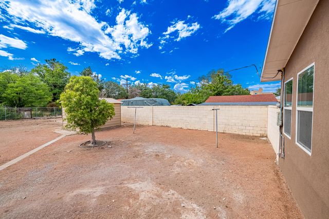 6667 Elwood Drive NW, Los Ranchos, NM 87107