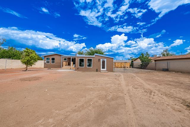 6667 Elwood Drive NW, Los Ranchos, NM 87107