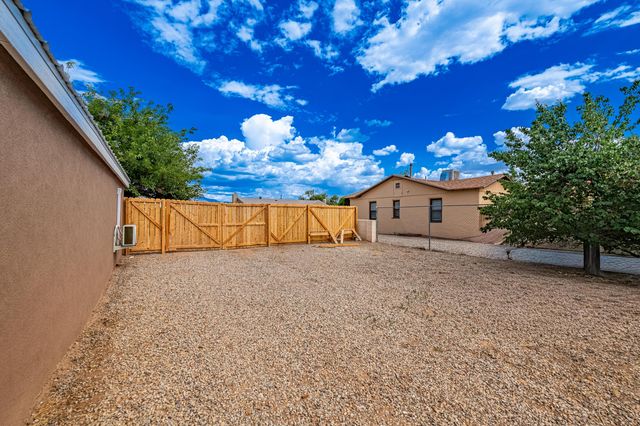 6667 Elwood Drive NW, Los Ranchos, NM 87107