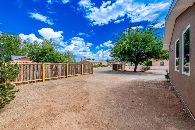 6667 Elwood Drive NW, Los Ranchos, NM 87107