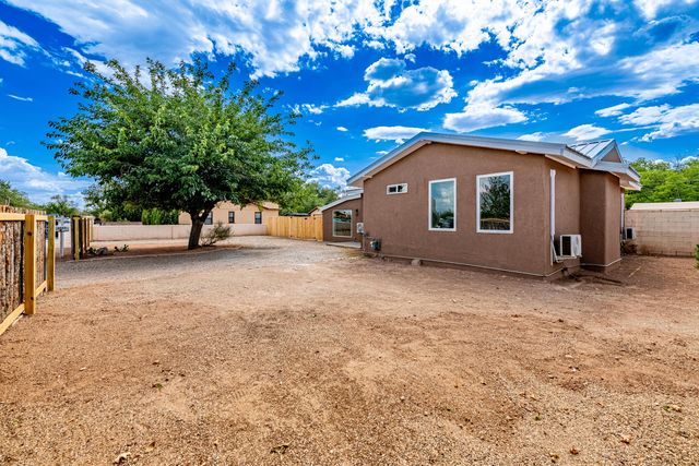 6667 Elwood Drive NW, Los Ranchos, NM 87107