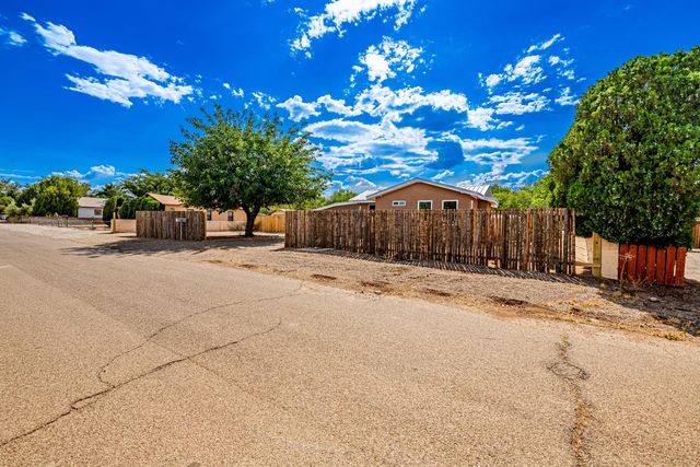 6667 Elwood Drive NW, Los Ranchos, NM 87107