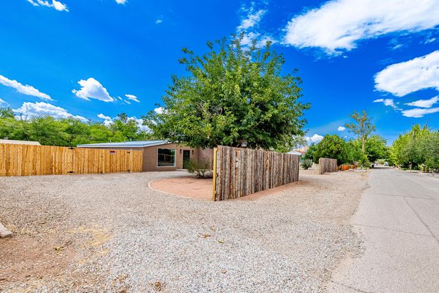 6667 Elwood Drive NW, Los Ranchos, NM 87107