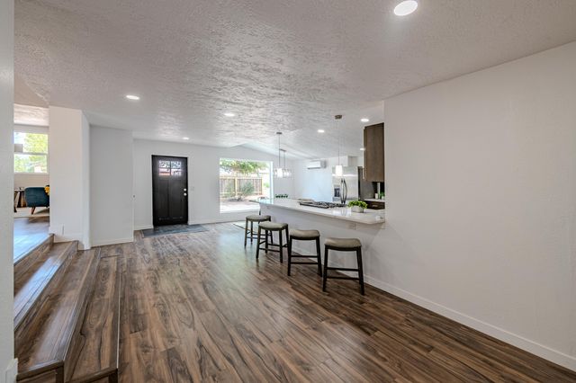 6667 Elwood Drive NW, Los Ranchos, NM 87107