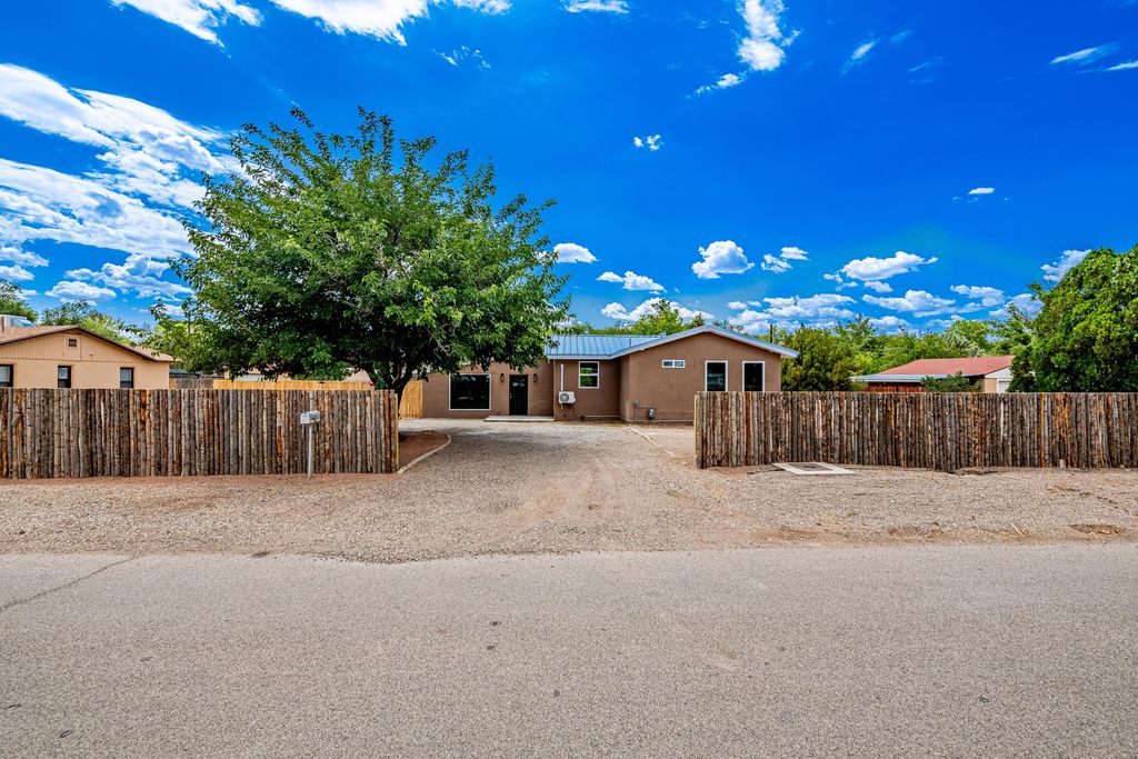 6667 Elwood Drive NW, Los Ranchos, NM 87107