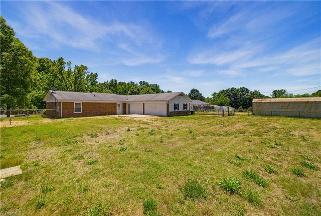 8933 Ambridge Drive, Kernersville, NC 27284