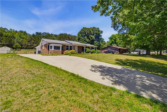 8933 Ambridge Drive, Kernersville, NC 27284