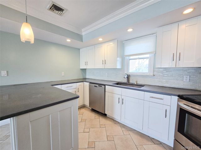 34 Arch Lane, Hicksville, NY 11801