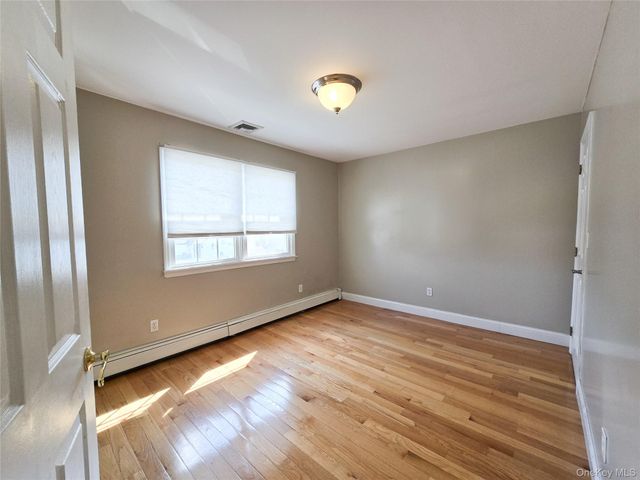 34 Arch Lane, Hicksville, NY 11801