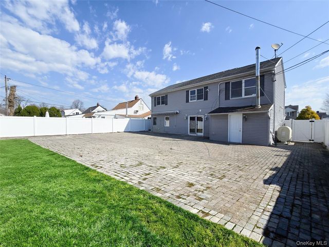 34 Arch Lane, Hicksville, NY 11801