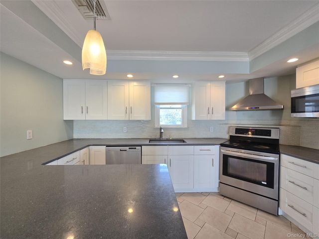 34 Arch Lane, Hicksville, NY 11801