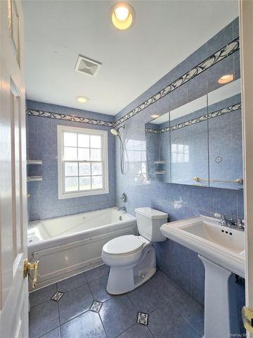 34 Arch Lane, Hicksville, NY 11801