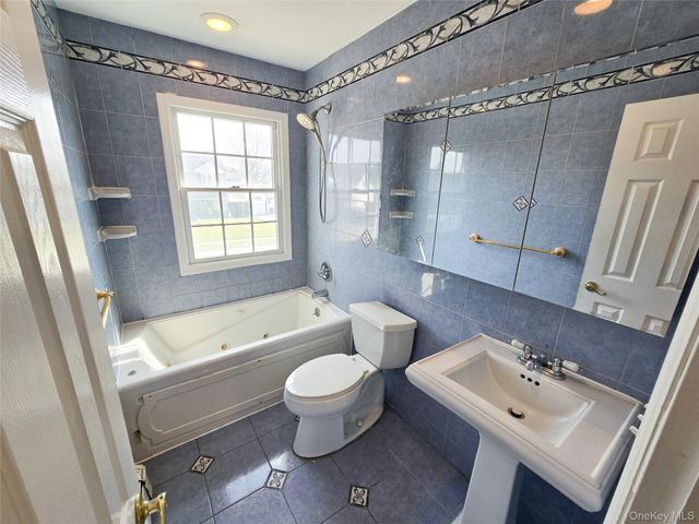 34 Arch Lane, Hicksville, NY 11801