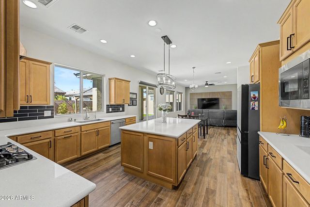 8730 W VISTA Avenue, Glendale, AZ 85305