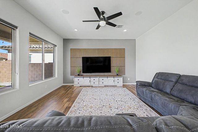 8730 W VISTA Avenue, Glendale, AZ 85305